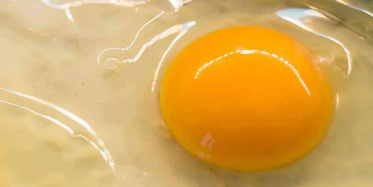 Cómo separar las claras de las yemas de huevo